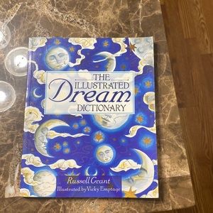 The Illustrated Dream Dictionary - Russell Grant
